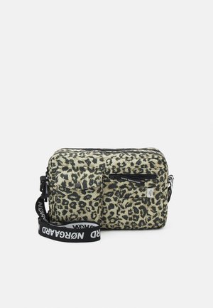Rechthoekige crossbodytas met luipaardprint, voorrits en drukknoppen, zwarte verstelbare band met witte merktekst.