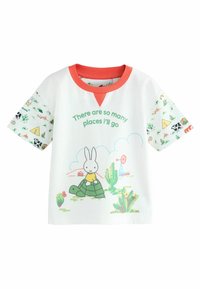 Bela bombažna majica s kratkimi rokavi in koralnim izrezom, ki prikazuje ilustrirane zajca in želvo, obkrožene s pisanimi vzorci narave.