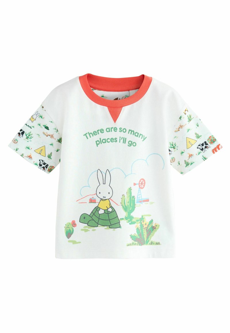 Bela bombažna majica s kratkimi rokavi in koralnim izrezom, ki prikazuje ilustrirane zajca in želvo, obkrožene s pisanimi vzorci narave.