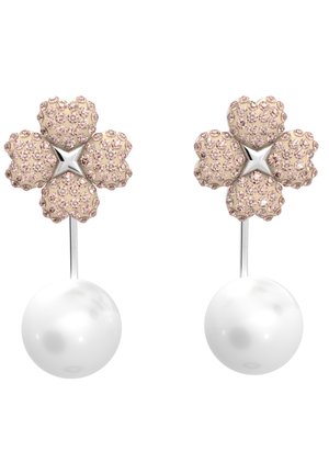 Boucles d'oreilles en forme de fleur avec des cristaux roses et un centre étoile en argent, chacune ornée d'une grande perle blanche pendante en dessous.