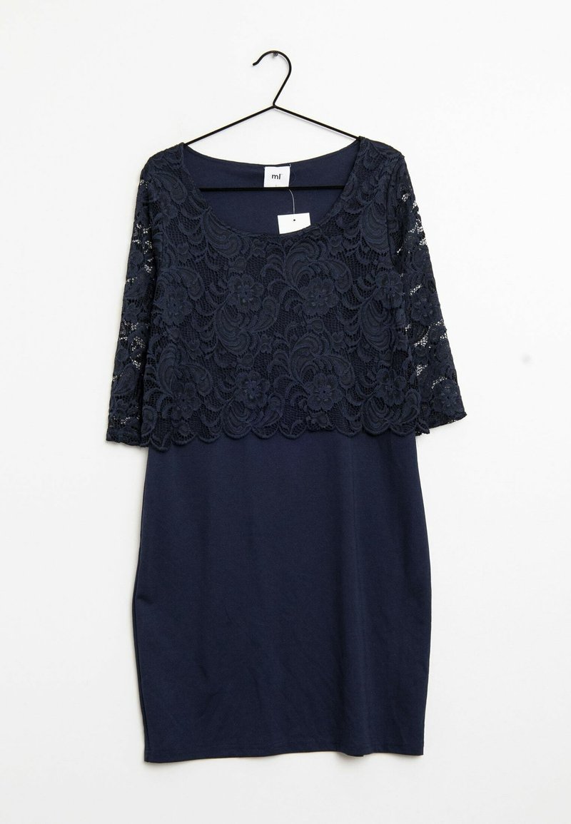 Robe bleu marine longueur genou avec un appliqué en dentelle florale sur le haut du corps et des manches trois-quarts, suspendue sur un cintre noir.