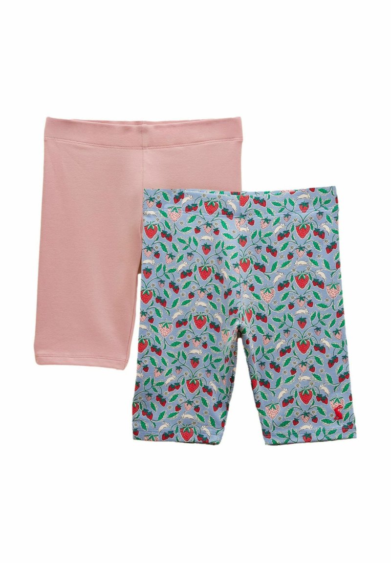 Deux paires de shorts pour filles arrivant aux genoux, une rose unie et une bleu clair avec un motif de fraises rouges et de feuilles vertes.