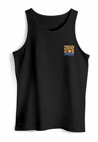 Schwarzes Tanktop aus glattem Stoff mit einem kleinen, bunten Sonnen- und Wellenmotiv auf der linken Brustseite.