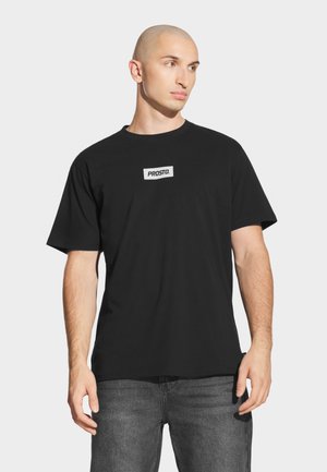 - T-shirt z nadrukiem