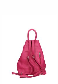 Růžový kožený batoh s texturovaným povrchem, obsahuje přední kapsu na zip, nastavitelné popruhy a zaoblenou rukojeť na vrchu.
