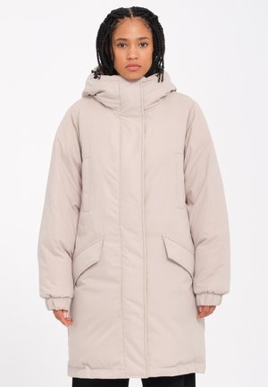Parka à capuche beige clair avec une silhouette droite, des poignets élastiques, deux poches avant et une finition lisse et mate. Détails de couture simples.
