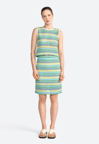 Patroondraagbare tweedelige jurk met blauwe, groene, gele en witte kleuren, gemaakt van lichtgewicht stof met een aansluitend silhouet en mouwloos ontwerp.