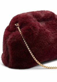 Bordeaux nepbont clutch bag met een textuur, voorzien van een gouden kettingband en een ronde vorm. Zachte, pluche buitenkant.