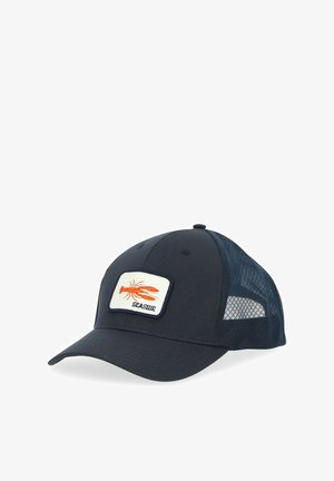 Marine pet met netten aan de zijkanten, voorzien van een geborduurd garnalenlogo op een witte patch met het label "SEASIDE." Gestructureerd ontwerp met een gebogen rand.