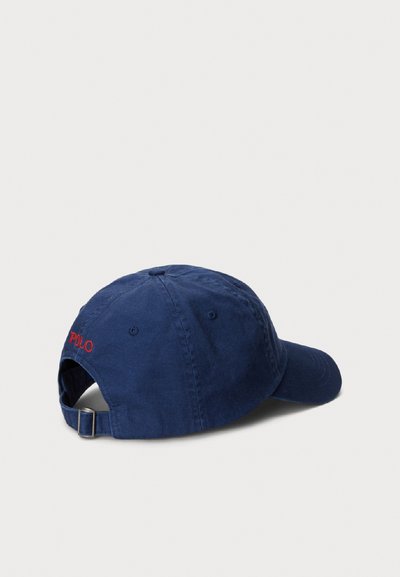 Gorra de béisbol de algodón azul marino con visera curva, logotipo bordado "Polo" en el lateral y una correa ajustable en la parte trasera.