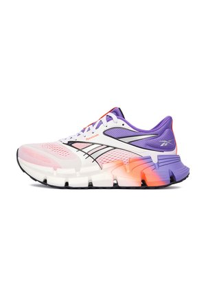 Scarpa sportiva da uomo in bianco, rosa, viola e arancione con tomaia in mesh, loghi Reebok e suola imbottita segmentata.