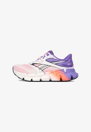 Scarpa sportiva da uomo in bianco, rosa, viola e arancione con tomaia in mesh, loghi Reebok e suola imbottita segmentata.