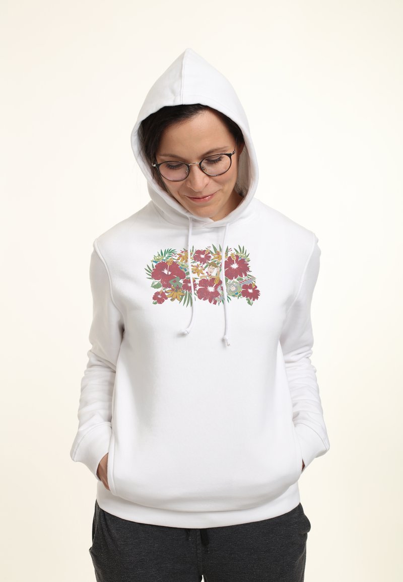 Sudadera blanca con un diseño floral en tonos de rojo, verde y amarillo. Incluye un bolsillo frontal y capucha con cordones.