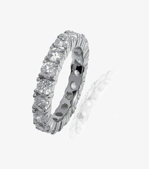 Baltā zelta gredzens ar rindu apaļiem caurspīdīgiem dimantiem, ar teksturētu malu un pulētu iekšpusi. Ievērojama attāluma starp dimantiem.