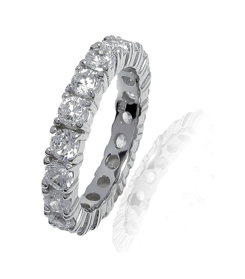 Prsteň z bieleho zlata s radom okrúhlych čírych diamantov, so štruktúrovaným okrajom a lešteným vnútrom. Výrazné medzery medzi diamantmi.