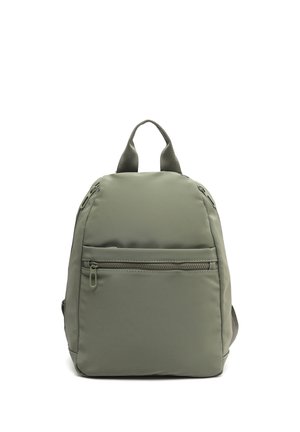 Petit sac à dos vert olive avec poche zippée à l'avant et poignée de transport sur le dessus sur fond blanc.