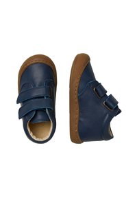 Granatowe skórzane buty z dwoma rzepami, brązową gumową podeszwą, okrągłym noskiem i miękką beżową wyściółką. Pokazane widoki z boku i z góry.