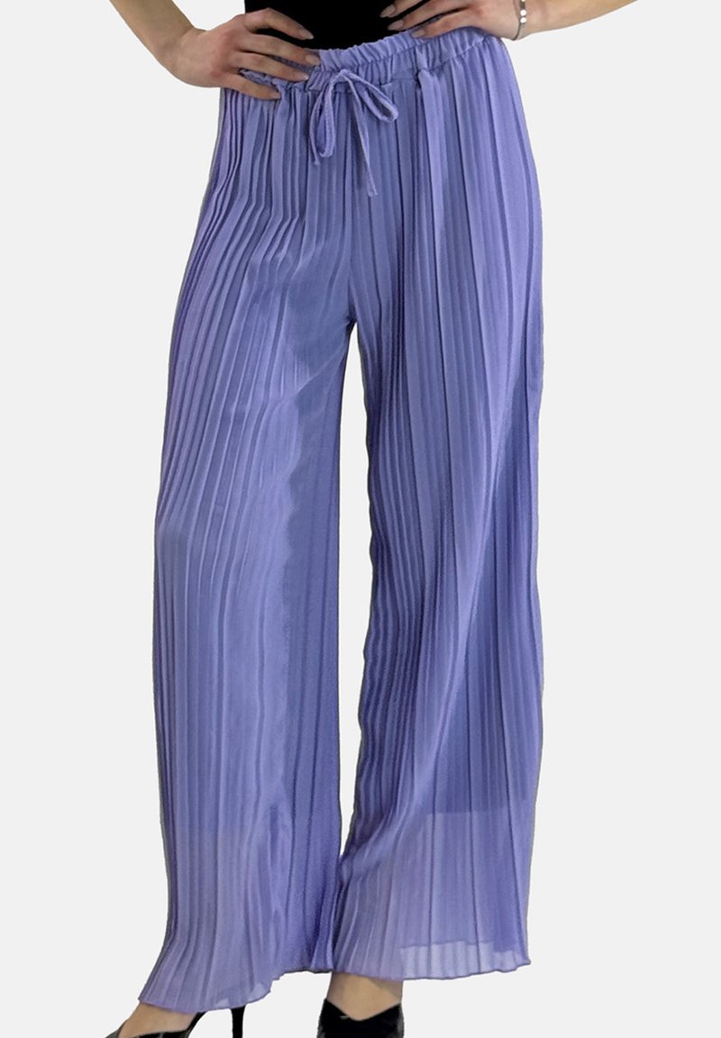 Hellviolette Plissee-Hose mit elastischem Bund und verstellbarem Kordelzug. Der Stoff ist durchsichtig und fließend, was das weite Bein-Design betont.