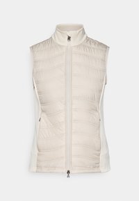 Beige ermeløs vest med quiltet tekstur foran, glatte sider, høy krage og frontglidelås med en liten trekkflik.
