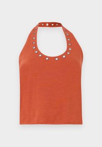 Haut halter de couleur rouille avec un col rond, comportant des œillets en métal argenté autour du col. Texture douce et design ajusté.