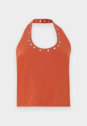 Top halter de cor ferrugem com um decote arredondado, apresentando ilhoses prateados ao redor do colarinho. Textura suave e design ajustado.