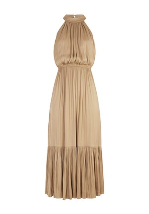 Abito lungo in tessuto beige chiaro. Design a collo halter con vita arricciata e orlo a balze a più strati, caratterizzato da una texture morbida e una silhouette fluida.