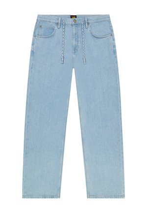 Jean bleu clair à jambe droite avec poches avant, passants pour ceinture, cordon en cordelette, et fermeture par bouton, avec une étiquette Lee sur la ceinture.