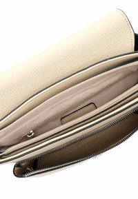 Portefeuille en cuir beige clair avec une surface texturée, comportant plusieurs compartiments, une section zippée et une bordure sombre contrastante.