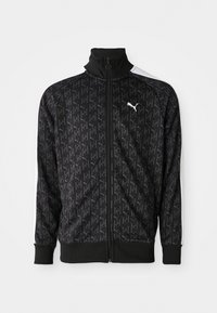 Zwarte ritssluitingjack met een herhalend logo-patroon, ribbelmanchetten en -zoom, en witte accenten op de schouders. Gemaakt van een gladde stof.