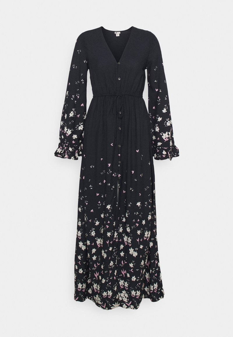 Robe longue noire à manches longues avec boutonnière devant, ceinture nouée à la taille et motif floral blanc et rose sur les manches et la jupe.