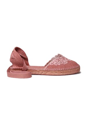 Roze espadrille-platte schoen met witte bloemrijke borduursels, gevlochten jute zool en enkellint, zijaanzicht op witte achtergrond.