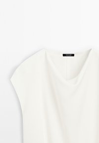 Witte blouse met een V-hals, kapmouwtjes en een gladde textuur. Label in de nek met de tekst "Massimo Dutti." Eenvoudig en minimalistisch ontwerp.