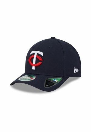 Casquette de baseball marine avec logo brodé en blanc et rouge. Design structuré, visière incurvée et ajustement réglable. Comprend des étiquettes MLB et de taille.