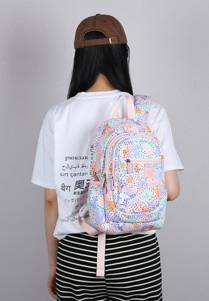 Zaino in colori pastello con un motivo giocoso di punti e forme astratte. Presenta diversi scomparti zip e spallacci imbottiti.