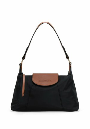 Bolso de nylon negro con detalles en cuero marrón, de forma redondeada, correa ajustable y cierre de solapa con detalle de logotipo embossado.