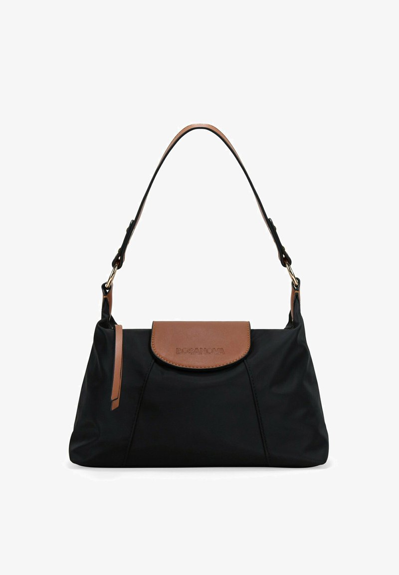 Bolso de nylon negro con detalles en cuero marrón, de forma redondeada, correa ajustable y cierre de solapa con detalle de logotipo embossado.