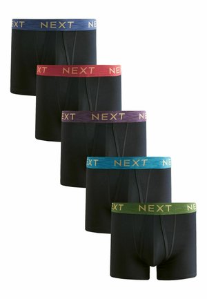 Pięć czarnych bokserek z kolorowymi gumkami w pasie w kolorze niebieskim, czerwonym, fioletowym, morskim i zielonym, każda oznaczona napisem „NEXT” złotymi literami.
