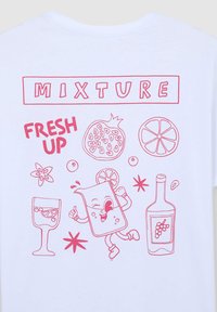 T-shirt bianco con un design grafico rosa che presenta il testo "MIXTURE FRESH UP", immagini di frutta, bevande e elementi giocosi.