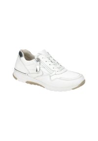 Witte sportieve schoen met een textuurleer bovenwerk, vetersluiting, zijrits, zilveren accenten en een lichte rubberen zool.