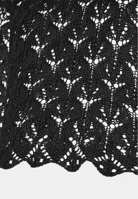 Schwarzer, gestrickter Spitzenstoff mit einem floralen Muster, offenen Maschen und gewellten Kanten. Die Textur ist kunstvoll und zart.