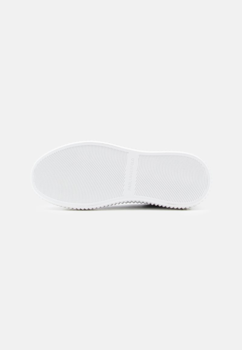 Suela de zapatilla de goma blanca con ranuras horizontales y un borde liso. Presenta el nombre de la marca "KARL LAGERFELD" en relieve cerca del área del talón.