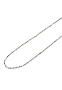 Ezüst kígyólánc nyaklánc lapos, négyzet alakú láncszemekkel. Simával textúrával és egyenletes vastagsággal az egész hosszában, amely jól illeszkedik a rétegezéshez.