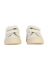 Zapatos blancos con dos correas ajustables de Velcro, parte superior texturizada y diseño de punta redonda. Suela de goma suave con pequeños patrones de agarre.