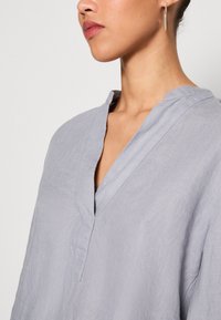 Marc O'Polo BLOUSE STAND UP COLLAR WITH V-NECK LONG SLEEVE - Tunika - nordic sea