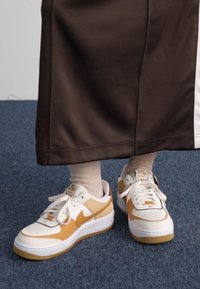 Nike Sportswear AIR FORCE 1 SHADOW - Tenisky - sail/cacao wow/flax/sesame/white/light brown