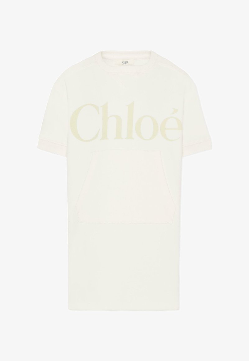 T-shirt crème à coupe décontractée avec un grand logo "Chloé" jaune pâle et une poche avant. Manches courtes et matière en coton. Texture lisse.