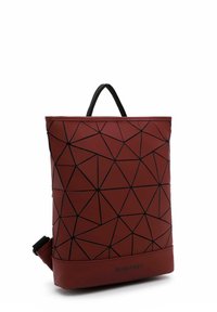 Punainen geometrisesti kuvioitu reppu matalla pinnalla, jossa on mustat ääriviivat, yläkahva ja tyylikäs suorakulmainen muoto.