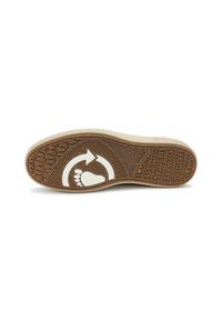 La suela de la zapato de goma marrón presenta un borde redondeado, una superficie texturizada con un gráfico de un pie, una flecha circular y el nombre de la marca.
