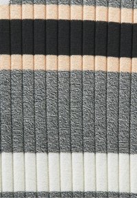 Tissu tricoté présentant des rayures horizontales alternées en noir, pêche, gris clair et blanc ; texture côtelée avec un motif uniforme partout.