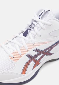Hvide atletiske sko med mesh-øvre, orange og marineblå stribede detaljer og et karakteristisk Asics-logo i marineblå på siden.